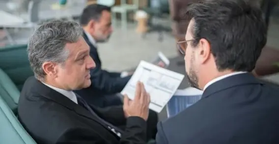 alt="פגישה עסקית בין אנשי מקצוע – לקוחות שבחרו בגולדן בוק ישראל"<br />